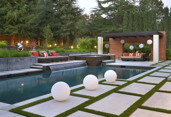 ideas para decorar jardines con piscina