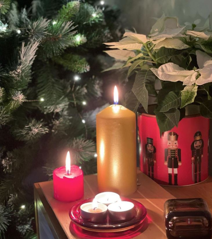 centros de navidad con velas y adornos
