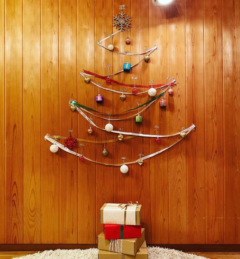 arbol de navidad en la pared con papel