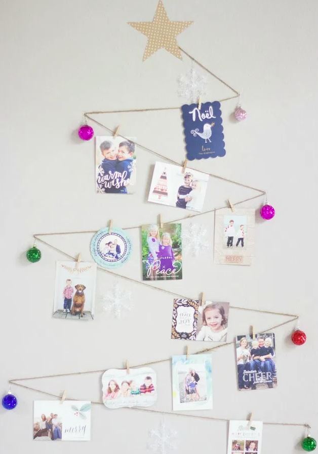 arbol navideño en pared con fotos familiares