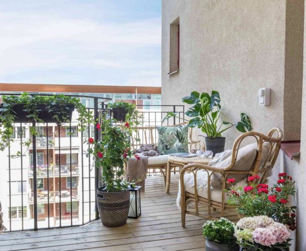 como decorar un balcon con plantas artificiales