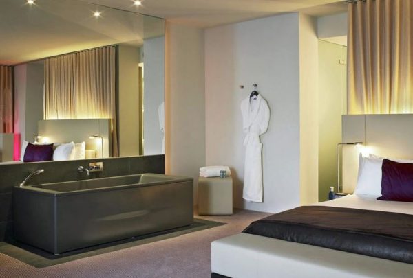 dormitorio con bañera moderna