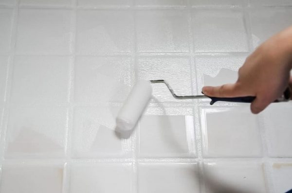 pintar los azulejos del baño