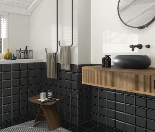baños decorados blanco negro azulejos