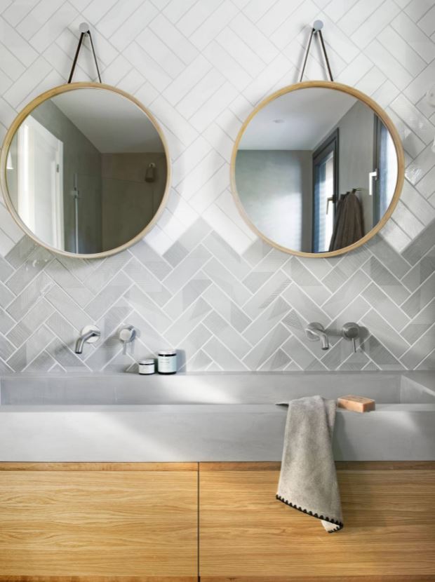 baños modernos color gris y madera