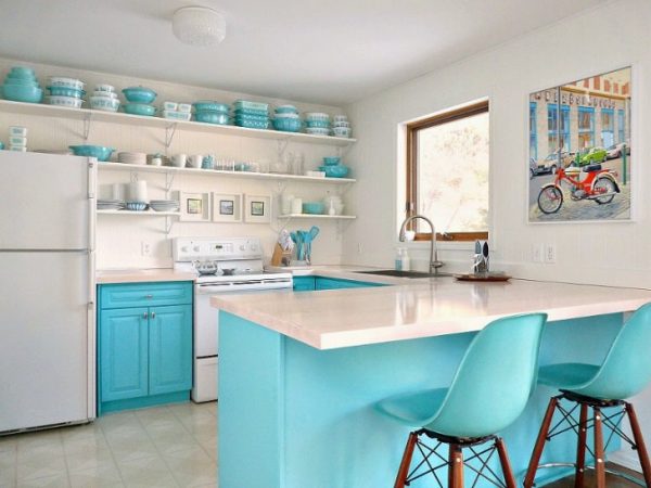 cocina blanca y azul turquesa