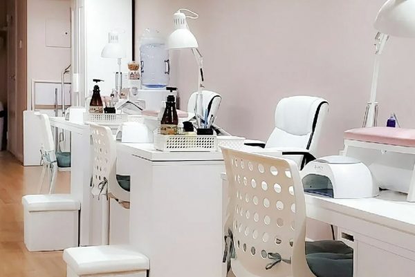decoracion salon de belleza rosa blanco