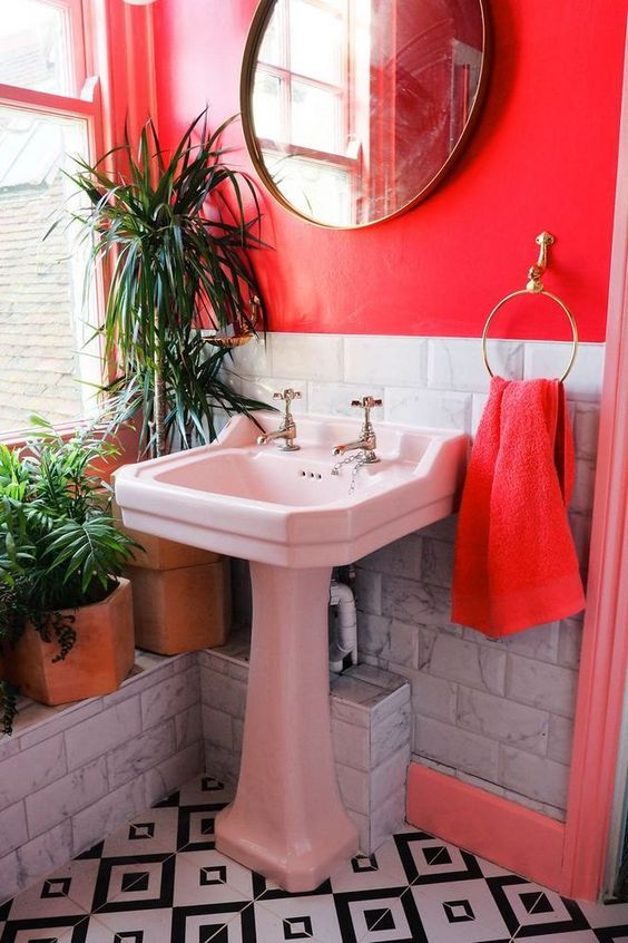 baño con pared roja