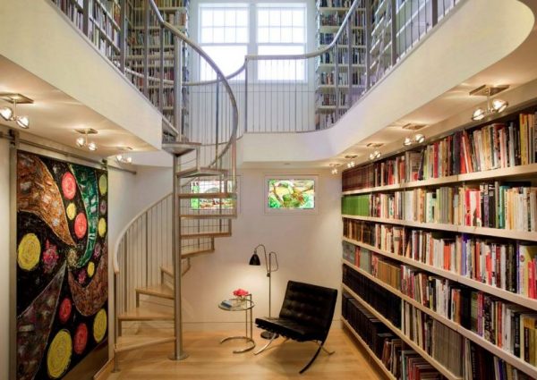 salón comedor con escalera libreria