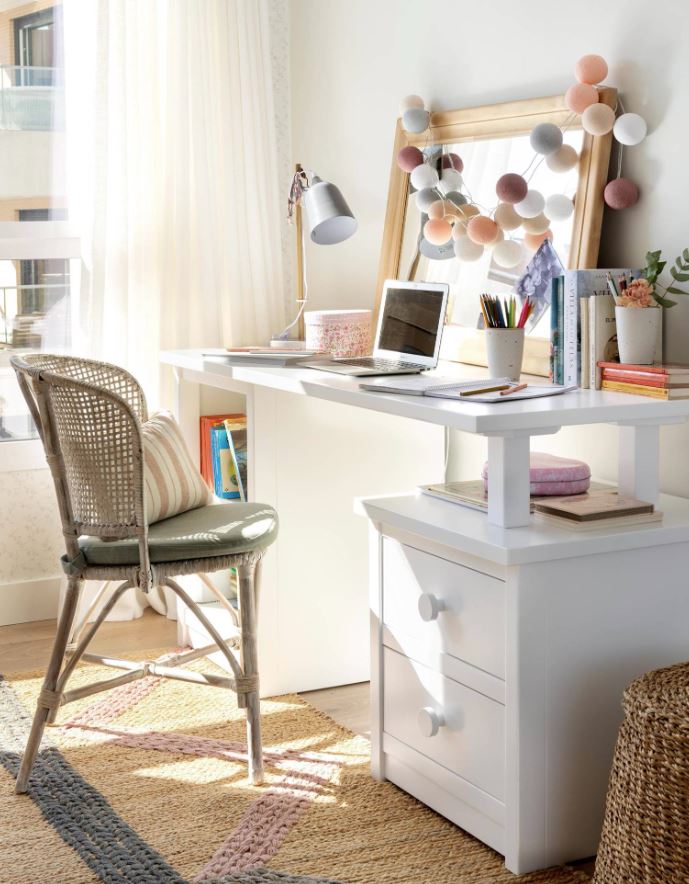 dormitorio pequeño con escritorio