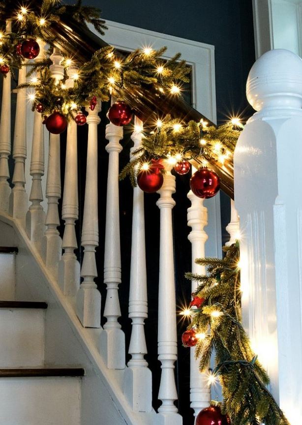 adornar escaleras navideñas