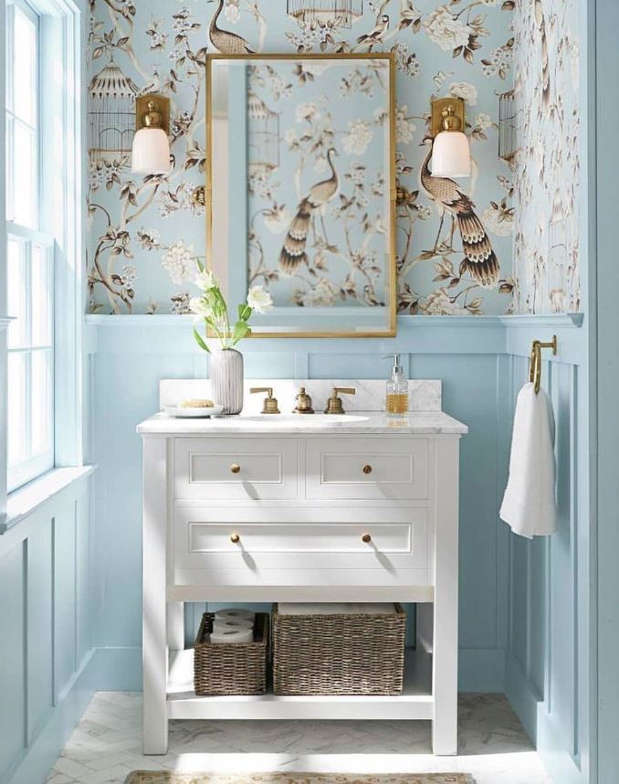 baño con azulejos y papel pintado