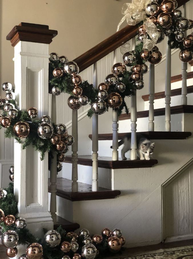 como decorar escalera en navidad