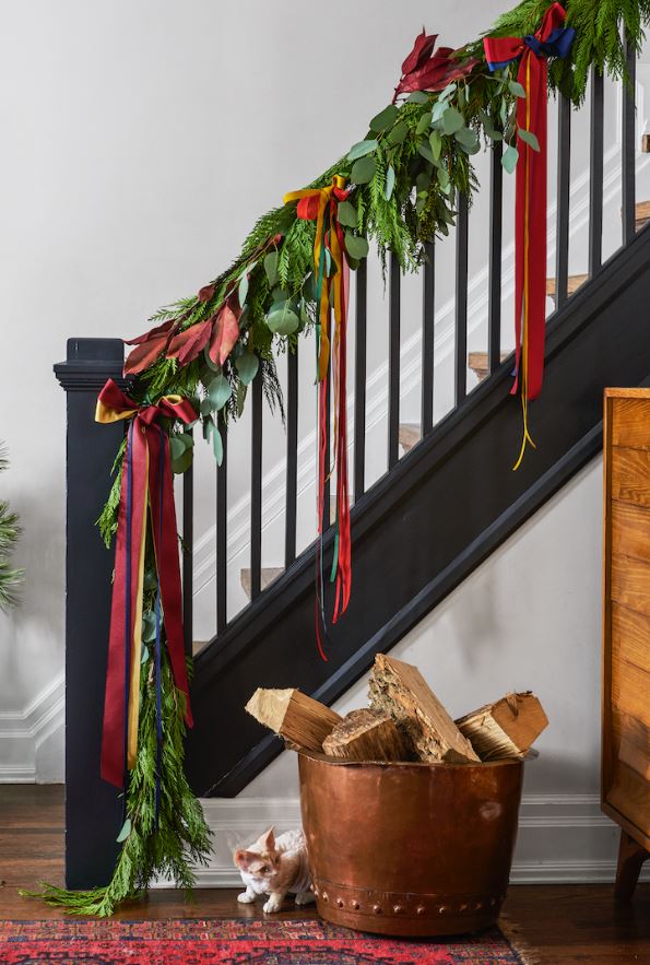 como decorar una escalera en navidad