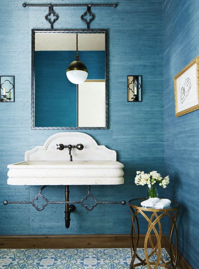 decoración baño azul y blanco