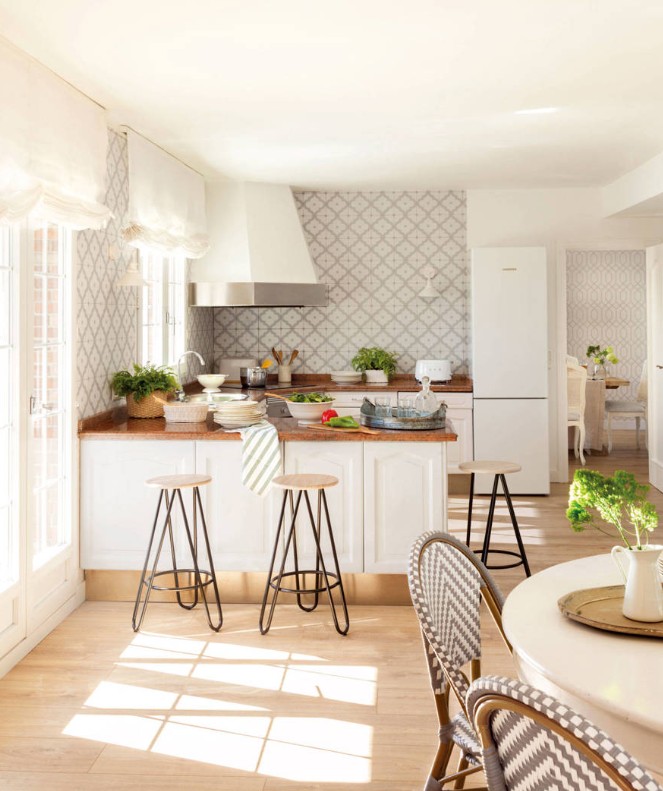 Paredes de cocina con estanterías flotantes