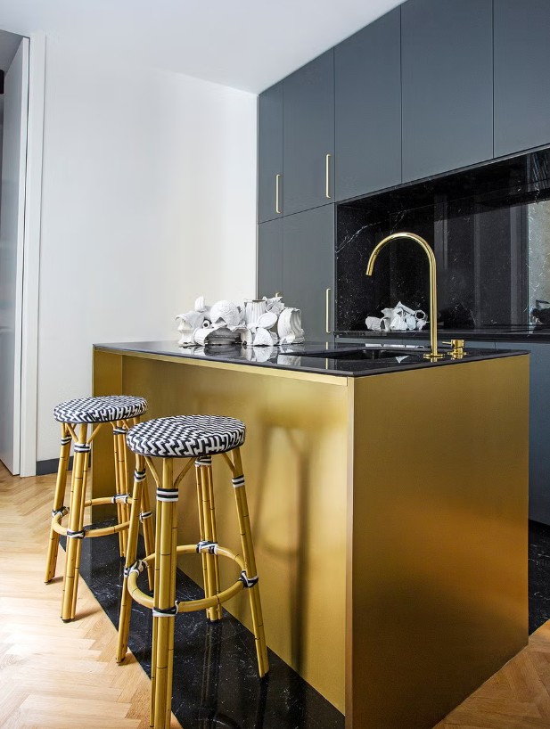 cómo combinar dorado en la decoración de cocinas