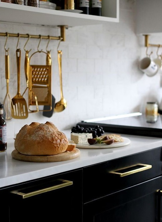 vajilla dorada como elemento decorativo en cocinas